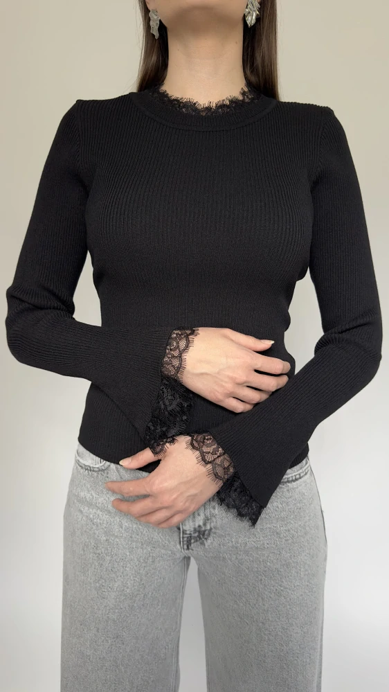 Elegantní černý svetřík s krajkou – ELSA