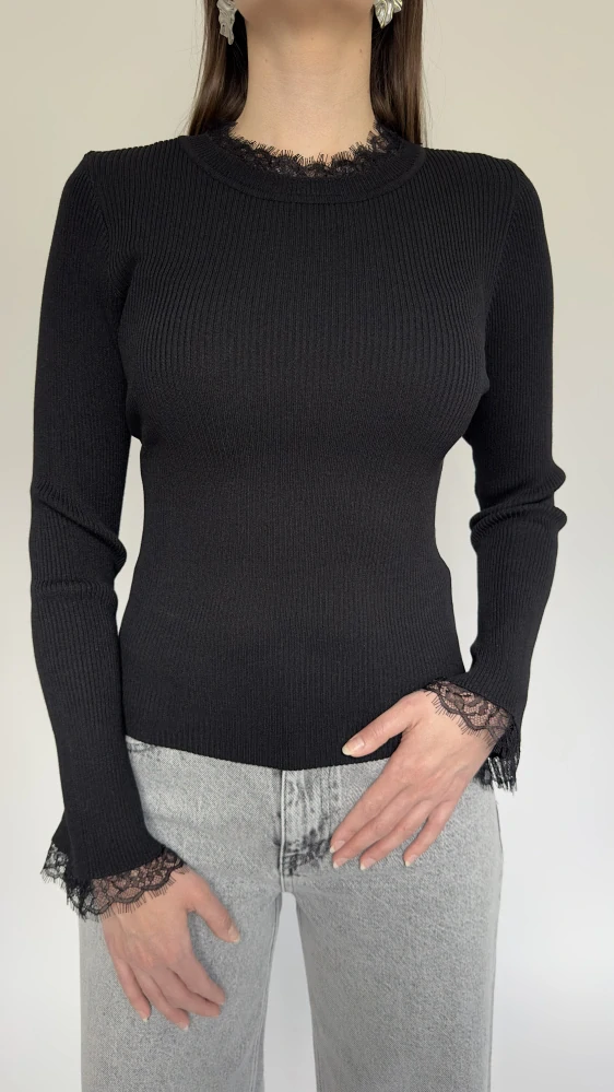 Elegantní černý svetřík s krajkou – ELSA