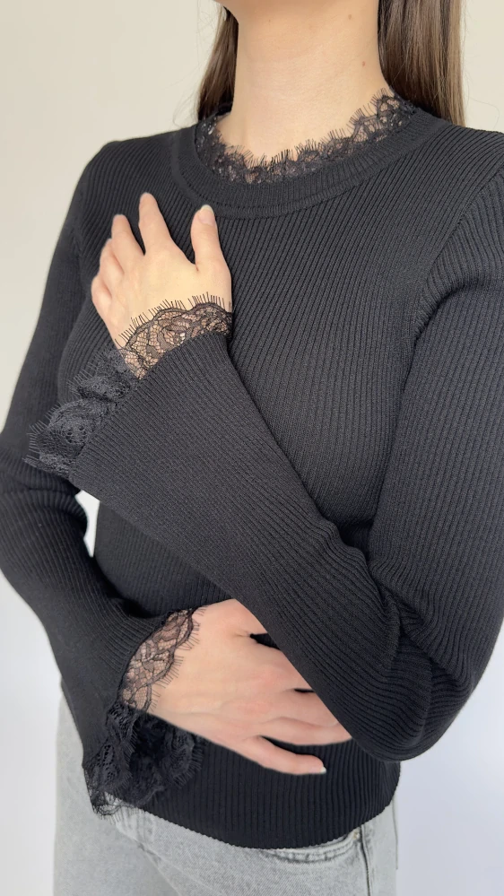 Elegantní černý svetřík s krajkou – ELSA