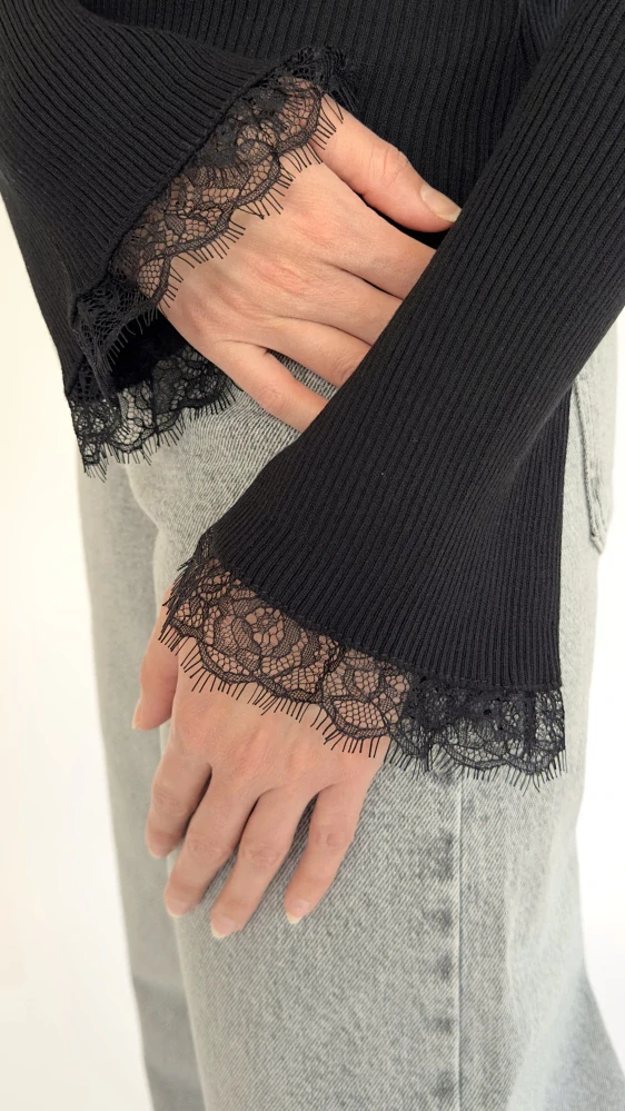 Elegantní černý svetřík s krajkou – ELSA